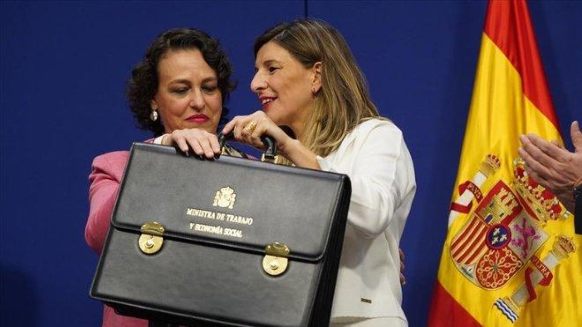 La ministra saliente de Trabajo, Magdalena Valerio, entrega la cartera ministerial a su sucesora, Yolanda Díaz.-DAVID CASTRO