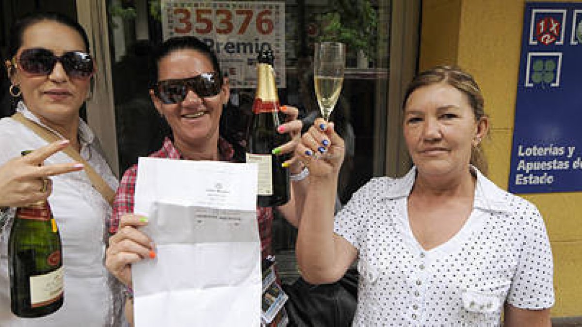 Las dos hermanas premiadas en el sorteo de Lotería Nacional del jueves, ayer, celebrándolo. / VALENTÍN GUISANDE-