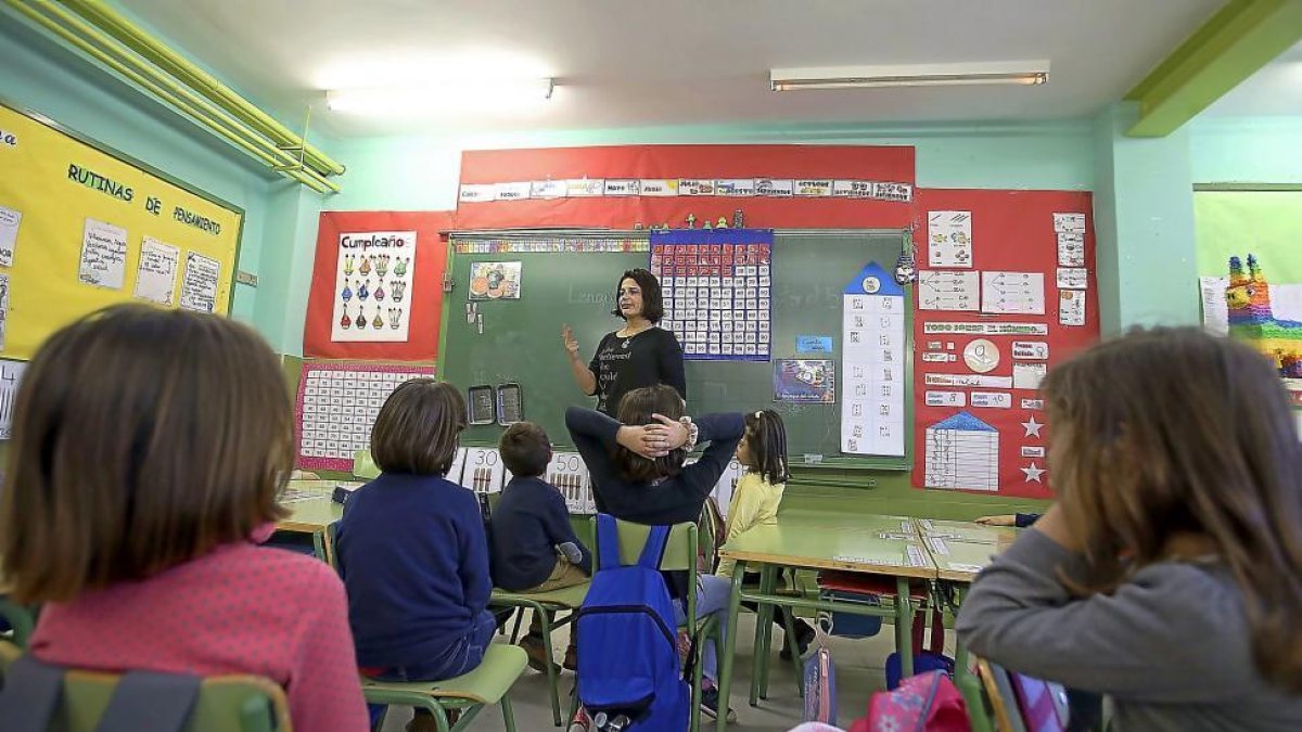 Una profesora de un colegio del centro Miguel Delibes de Aldeamayor de San Martín (Valladolid)-ICAL
