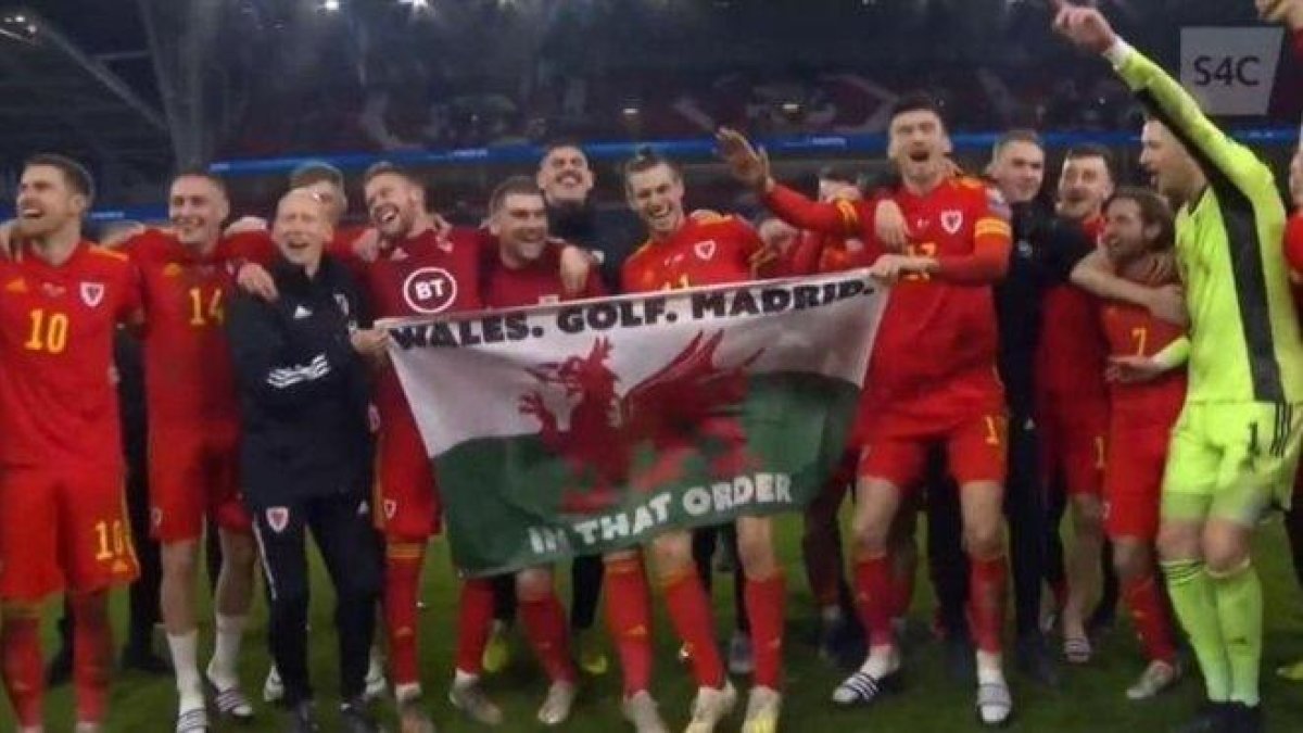 Bale y los jugadores de Galen celebran con una pancarta el pase a la Eurocopa.-CAPTURA TV