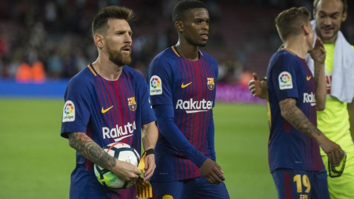 Messi se lleva el balón a casa tras los cuatro goles al Eibar-JORDI COTRINA