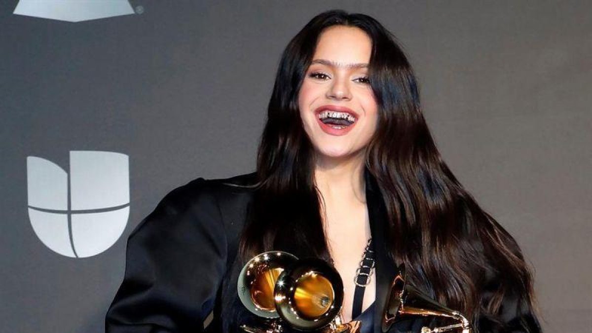Rosalía posa con los tres premios que se llevó anoche al Mejor Álbum del año, Mejor álbum vocal pop contemporáneo y Mejor canción urbana durante la vigésima edición de los Latin Grammy.-EFE / NINA PROMMER