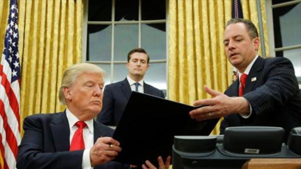 El presidente de EEUU, Donald Trump, durante el acto de la firma de los decretos de paralización de la reforma sanitaria de Barack Obama.-REUTERS / JONATHAN ERNST