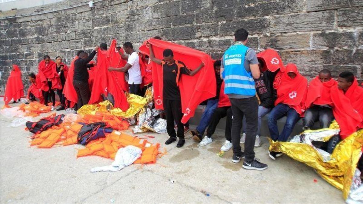 Inmigrantes rescatados de una patera, en el puerto de Tarifa (Cádiz), el viernes.-A CARRASCO RAGEL