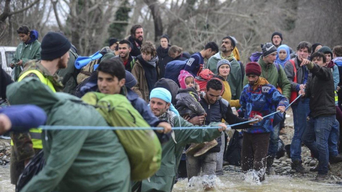 Refugiados en Idomeni cuando trataron de cruzar a Macedonia, el lunes.-EFE / NAKE BATEV