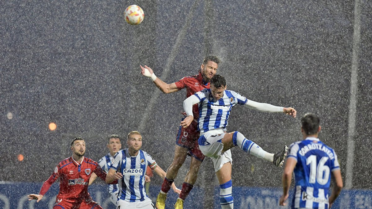 Acción de juego del partido entre el Numancia y la Real Sociedad B el pasado sábado. ÁREA 11