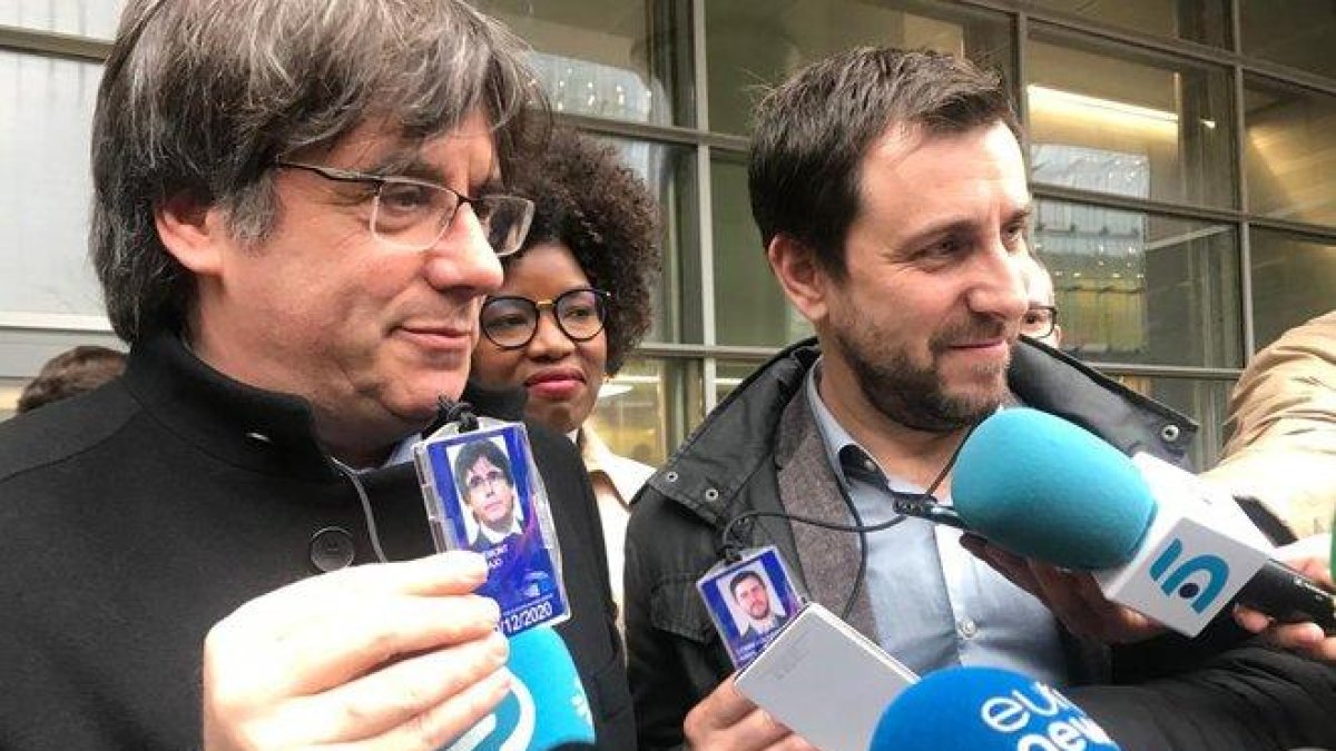 Puigdemont y Comín, con sus acreditaciones en el Parlamento Europeo.-SÍLVIA MARTÍNEZ