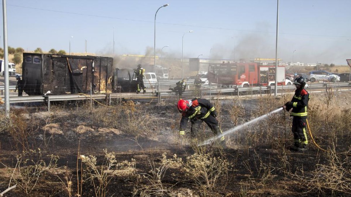 El incendio de un camión obliga a actuar a los bomberos en la autovía A 62 a la altura del barrio de Buenos Aires de Salamanca.-ICAL