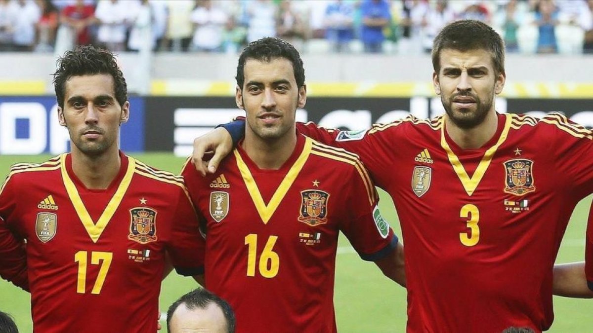 Arbeloa y Piqué, separados por Busquets, en una imagen de la selección del 2013.-EFE / FELIPE TRUEBA