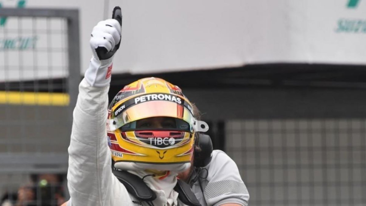 Lewis Hamilton celebra, en Suzuka, su nueva pole en la F-1.-AFP / TOSHIFUMI KITAMURA