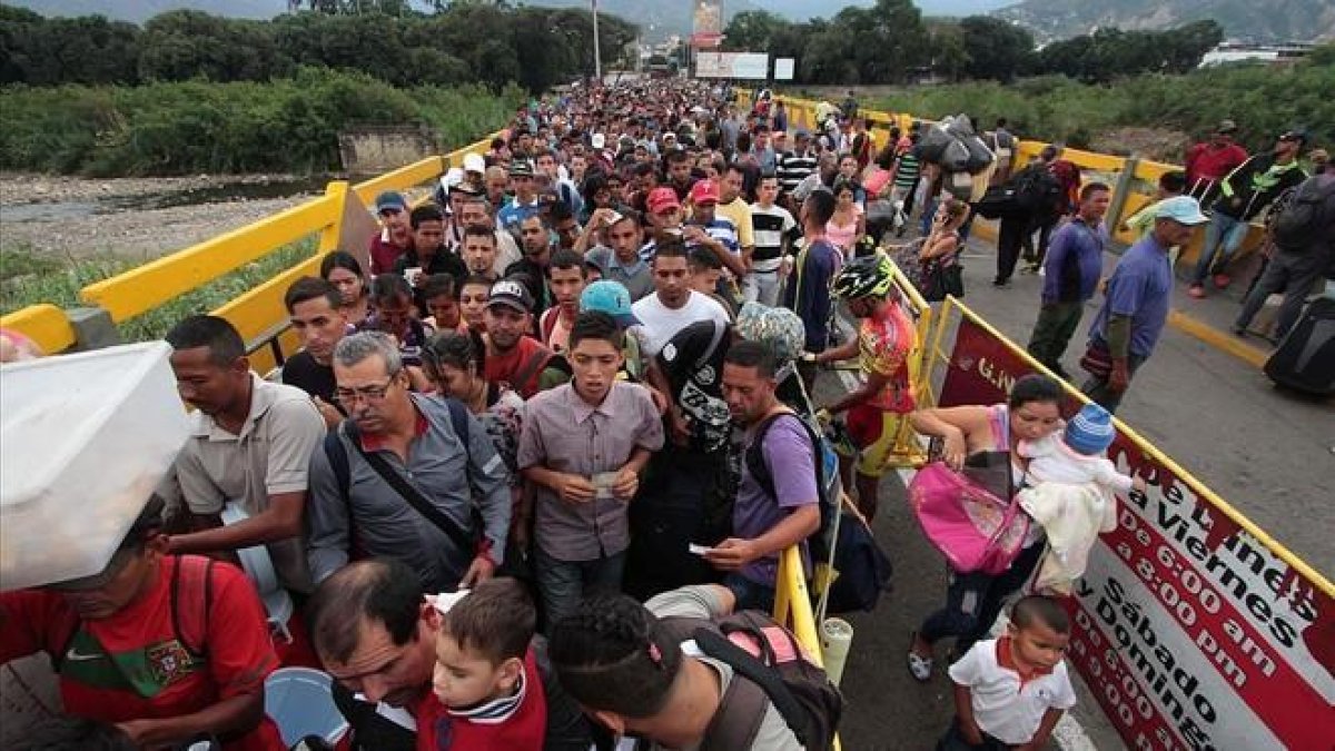Ciudadanos venezolanos cruzan el puente internacional Simón Bolívar desde San Antonio del Tachira, en Venezuela, hacia Colombia, el 10 de febrero.-AFP