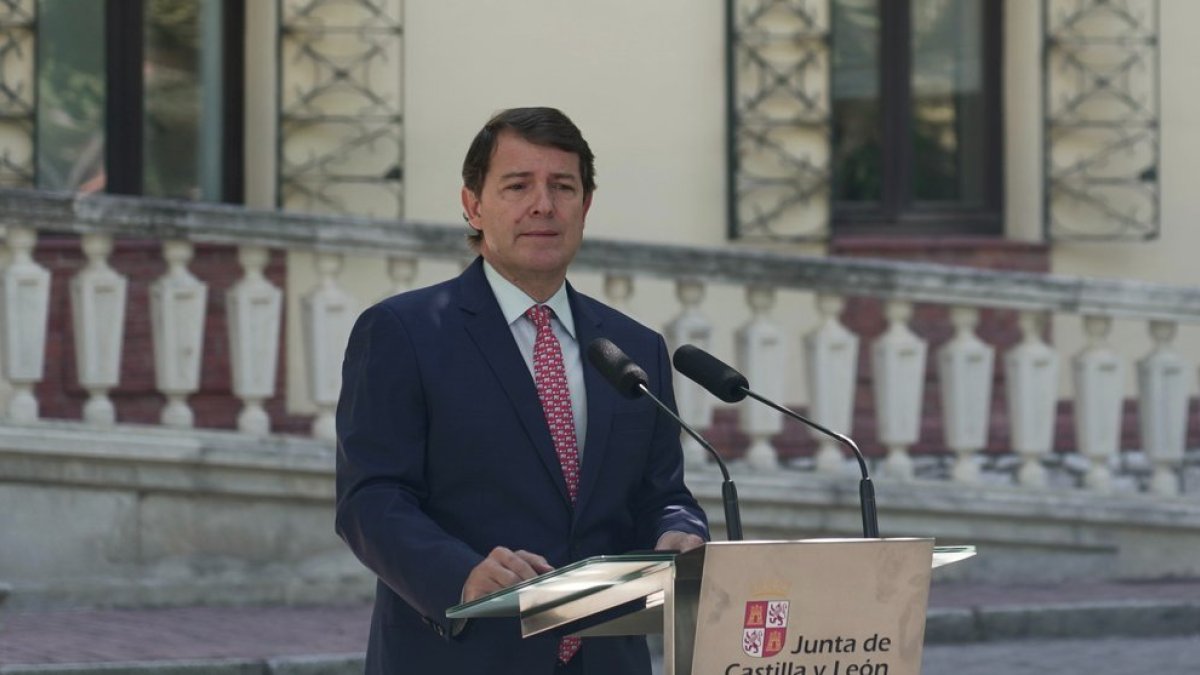 El presidente de la Junta, Alfonso Fernández Mañueco, durante la rueda de prensa.- ICAL