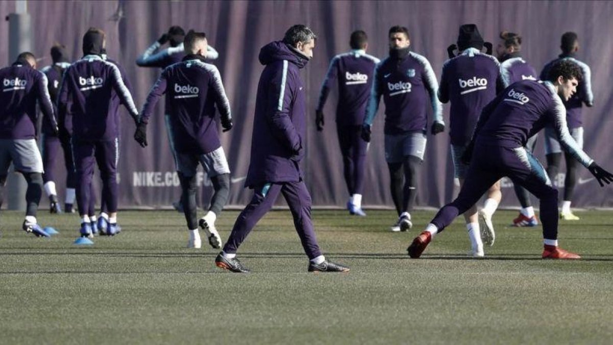 Ernesto Valverde dirige a sus hombres en el último entrenamiento antes del partido de Getafe.-EFE / ANDREU DALMAU