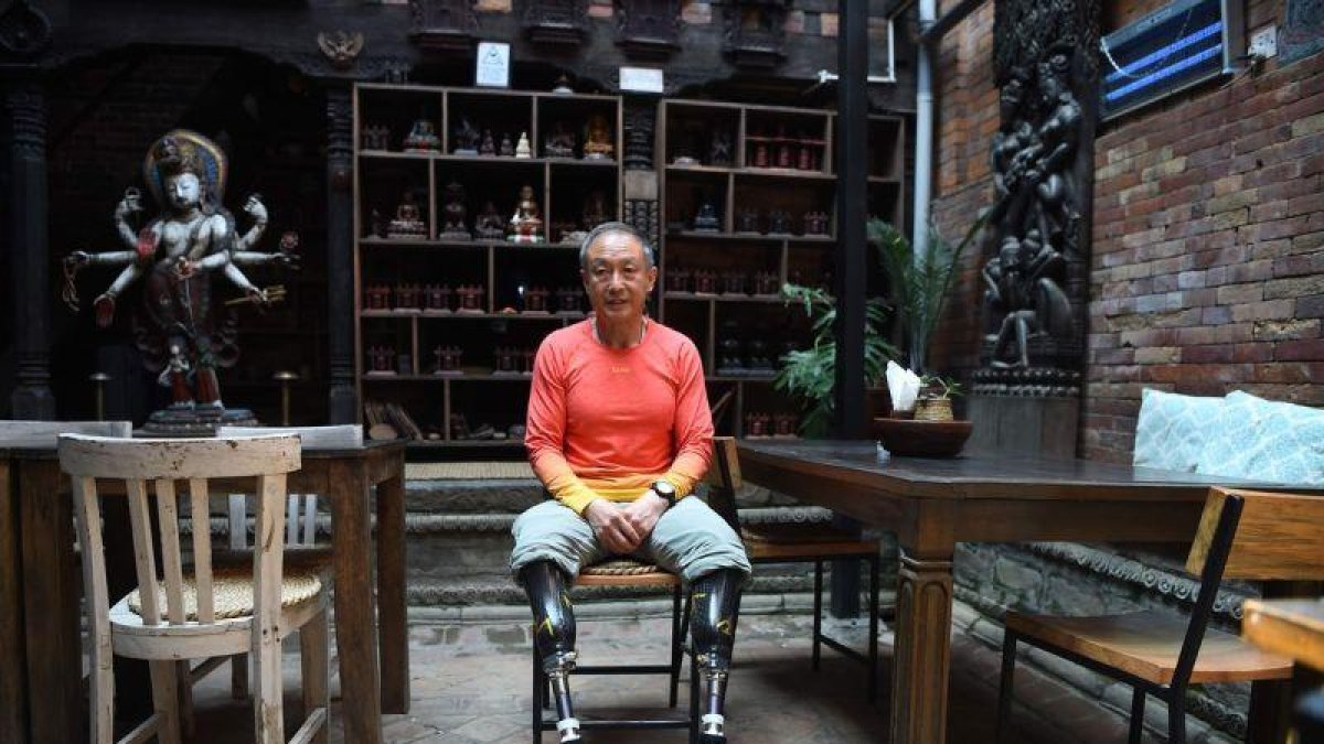 Xia Boyu, el escalador chino de 70 años que ha coronado el Everest con las amputaciones.-PRAKASH MATHEMA (AFP)