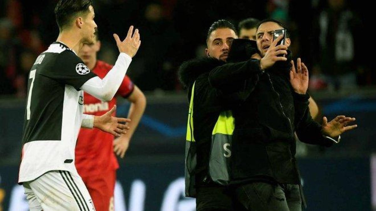 Ronaldo se enfadó con un aficionado que le agarró del cuello para pedirle una foto /-TWITTER/ BUSYWAVES