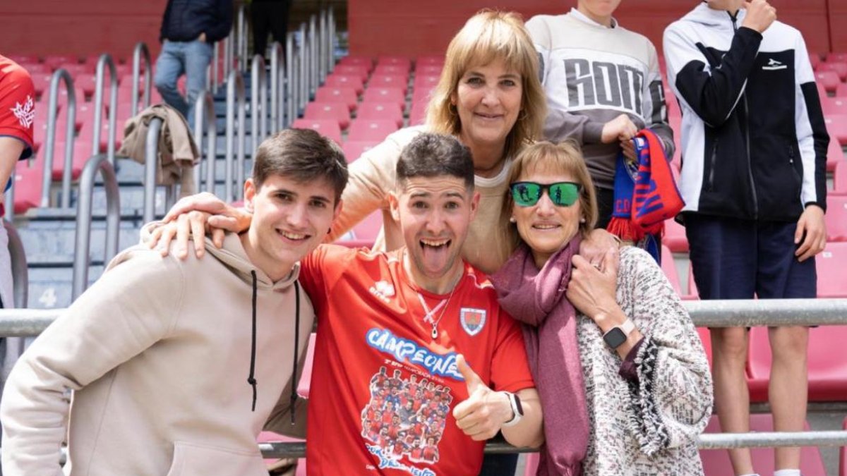 El futbolista numantino junto a su hermano Unai, su madre Garbiñe y su tía Agurtzane. HDS