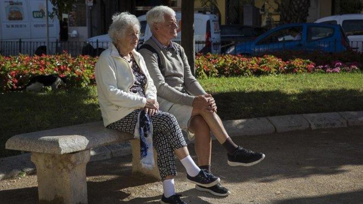 Dos pensionistas sentados en un banco, en Valencia.-MIGUEL LORENZO (ARCHIVO)