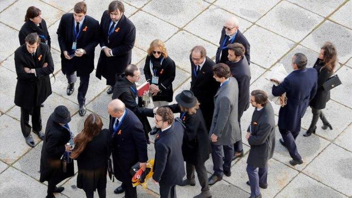 Los familiares de la familia Franco son recibidos por el prior de la basílica del Valle de los Caídos.-EFE EMILIO NARANJO POOL