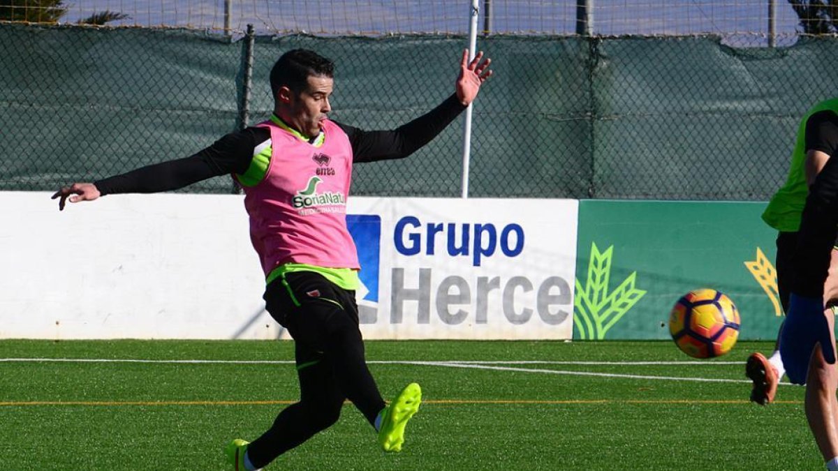 Casado en el entrenamiento de ayer en el césped de hierba artificial de la Ciudad Deportiva.-Álvaro Martínez