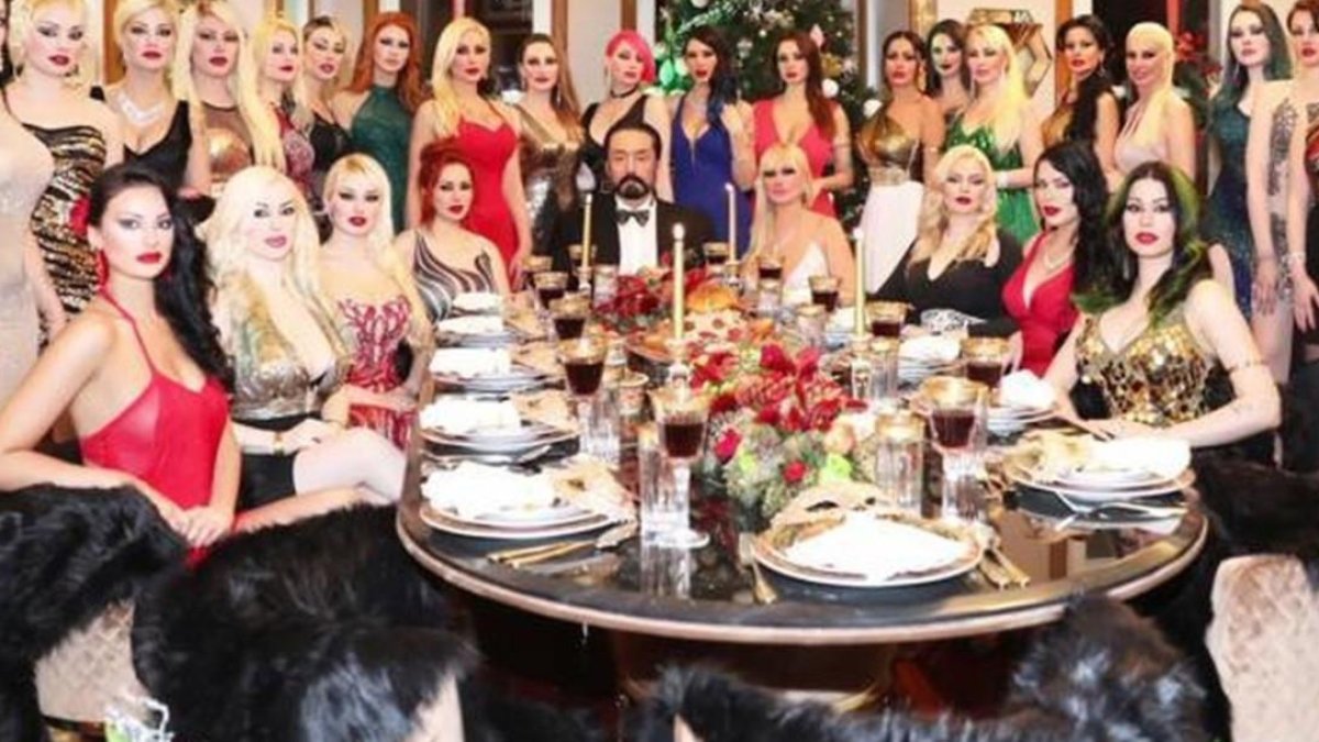 El polémico predicador turco rodeado de chicas.-/ PERIODICO