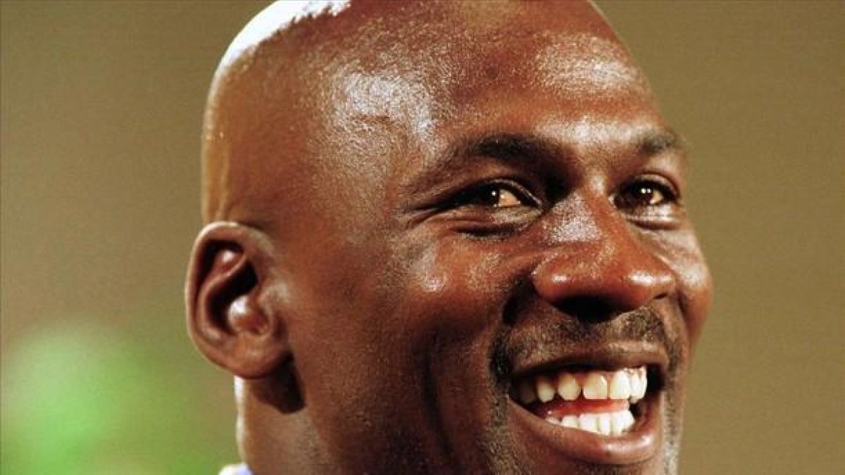 La estrella de la NBA Michael Jordan posa sonriente instantes antes del inicio de una gala.-REUTERS / STR