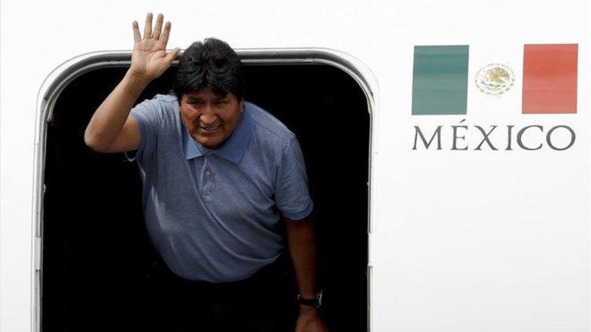 El dimitido presidente de Bolivia, Evo Morales, a su llegada a México este martes.-EDUARDO VERDUGO (AP)