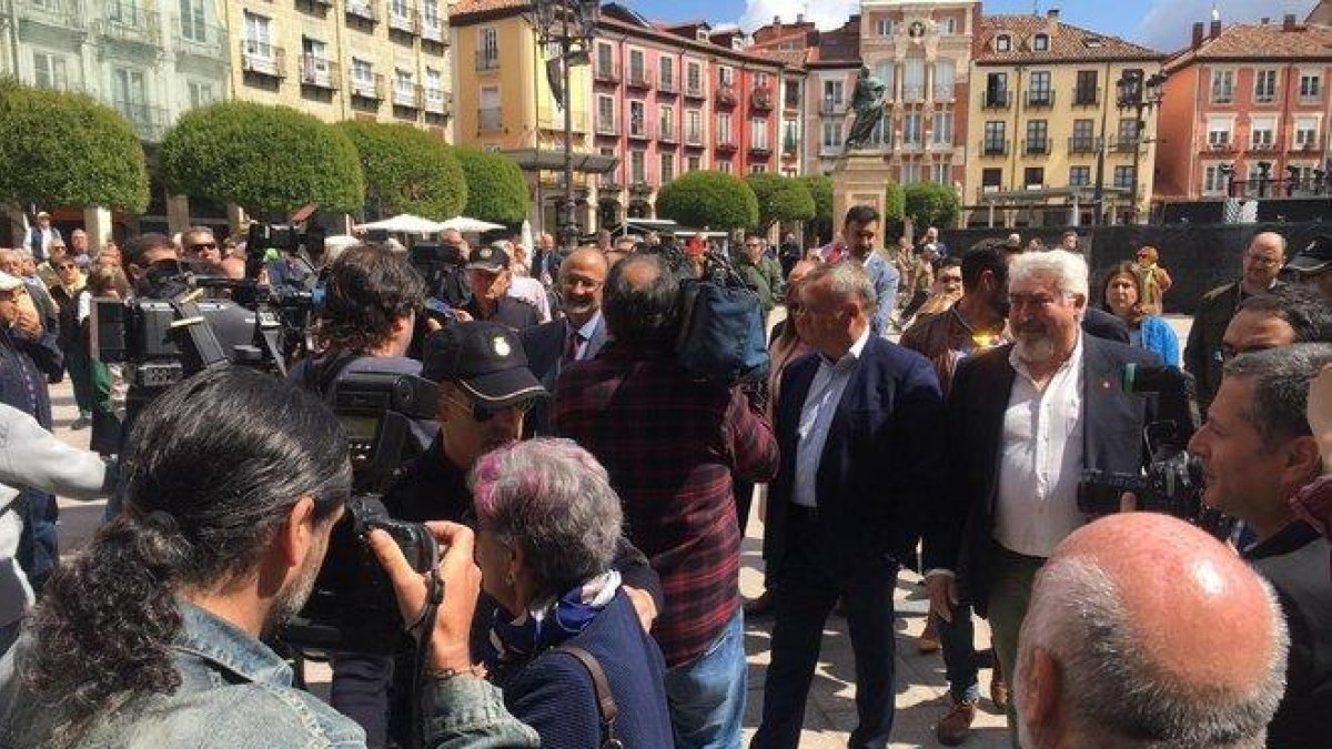 Los concejales de Cs en Burgos llegan escoltados al Ayuntamiento entre gritos de fuera, fuera.-EUROPA PRESS