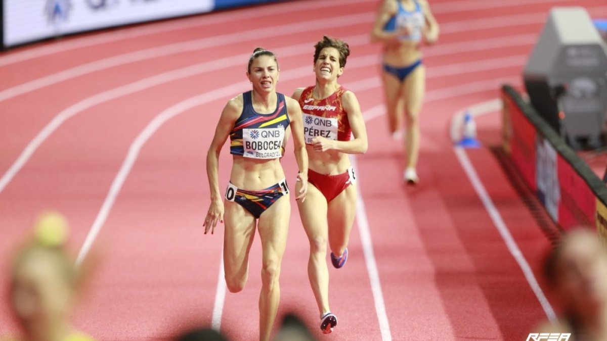 Marta Pérez en los últimos metros de la final del 1.500 con la rumana Bobocea. RFEA
