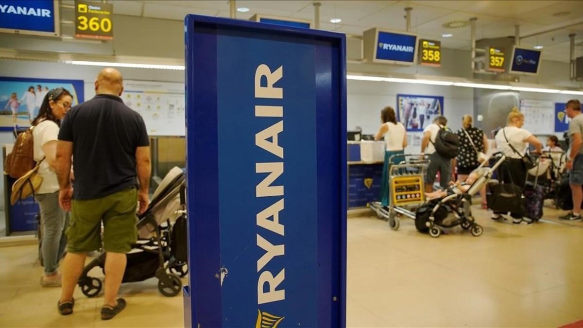 Huelga de Ryanair en el aeropuerto de Barajas.-JOSE LUIS ROCA