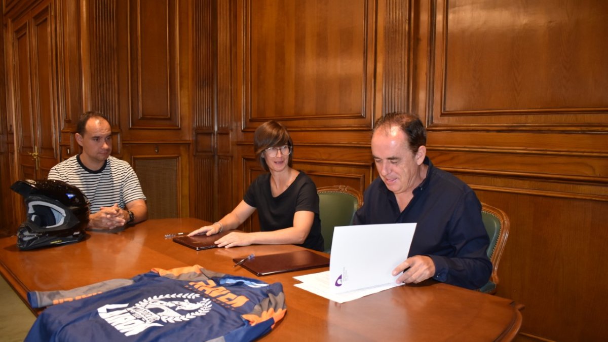 Firma del convenio de colaboración entre la Diputación y el Moto Club Lairón. HDS