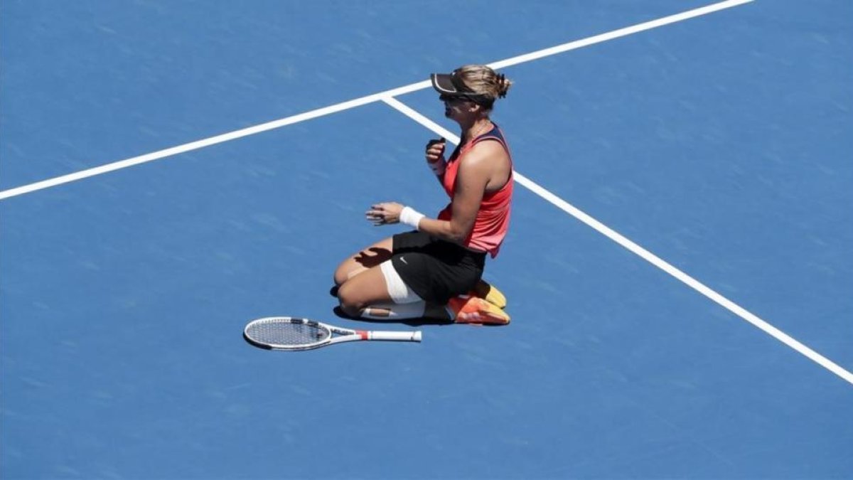 La tenista croata Lucic-Baroni celebra su victoria ante la checa Karolina Pliskova en el Abierto de Australia.-EFE / MARK R. CRISTINO