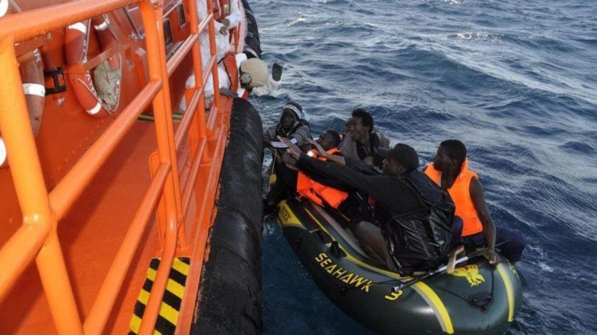 Una embarcación de Salvamento Marítimo rescata a un grupo de inmigrantes en aguas del Estrecho.-EL PERIÓDICO/ ARCHIVO