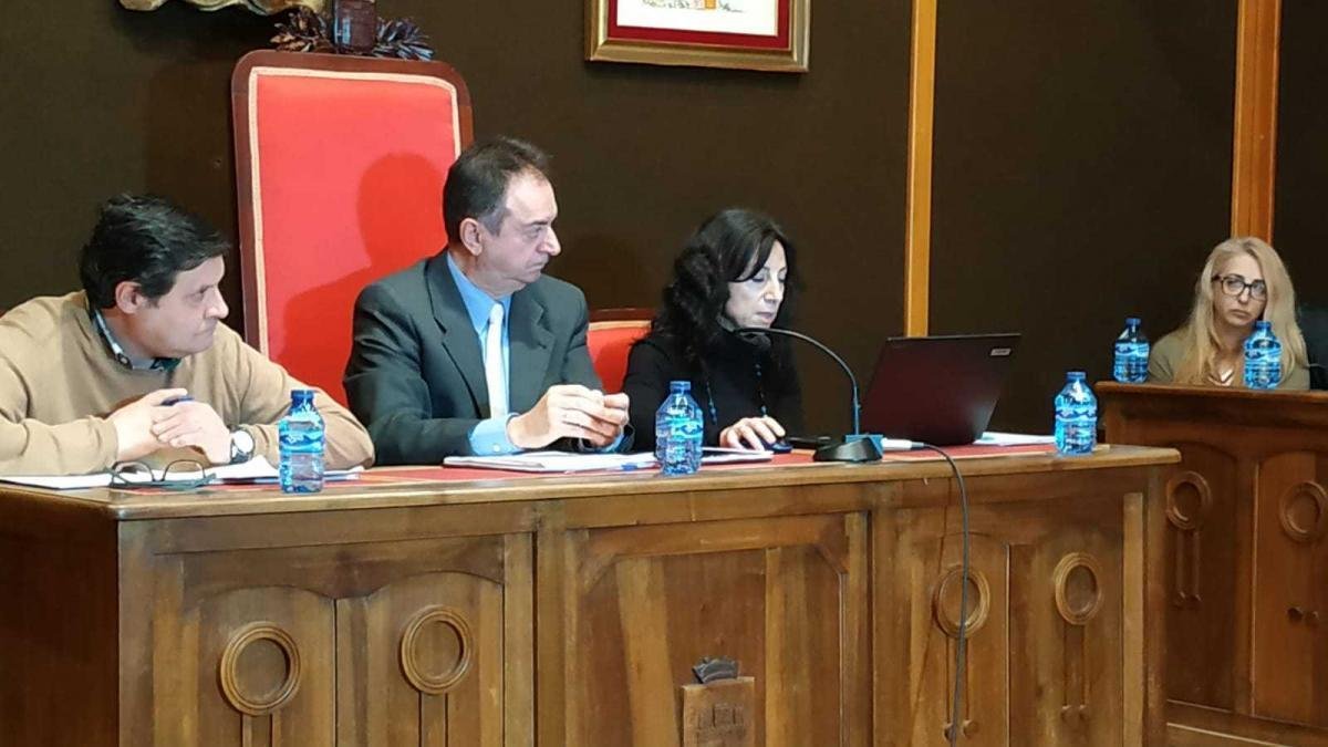 El alcalde de El Burgo de Osma, Jesús Alonso, en el centro, durante la última sesión plenaria.-A.H.