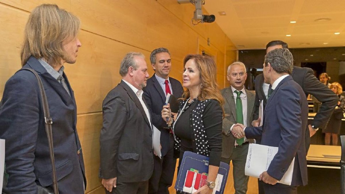 Miembros de la Comisión de Investigación de la trama eólica, ayer, con la presidenta de las Cortes, Silvia Clemente.-Ical