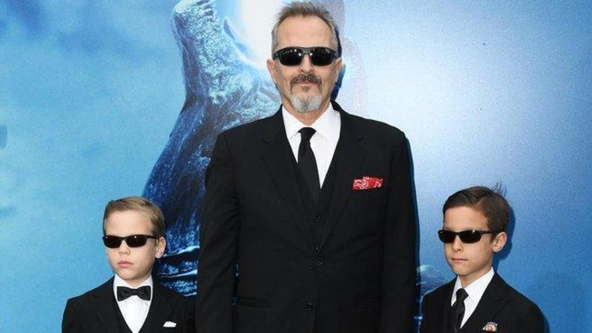 Miguel Bosé, con sus hijos Tadeo y Diego, en el estreno de Godzilla, en Los Ángeles.-JON KOPALOFF/ FILMMAGIC