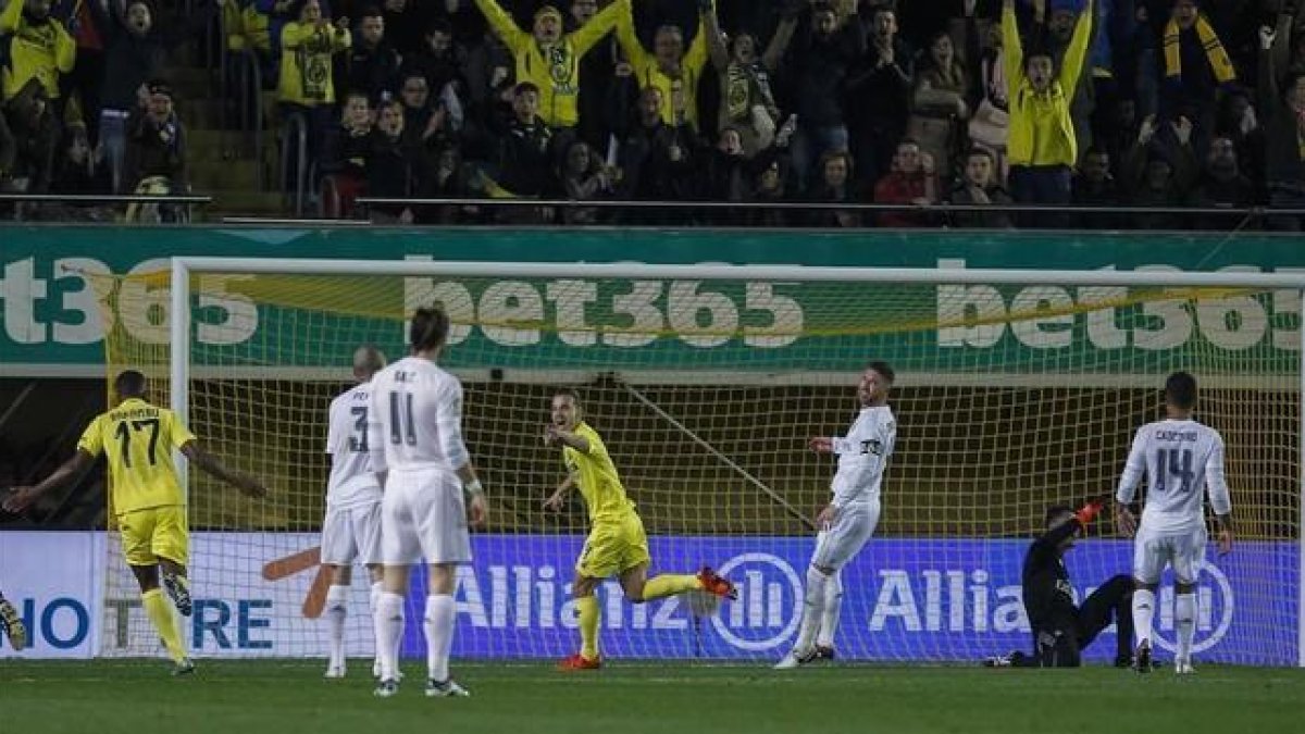 El peor Real Madrid de los últimos años MIGUEL LORENZO El gol de Soldado supuso la tercera derrota del Real Madrid.-MIGUEL LORENZO