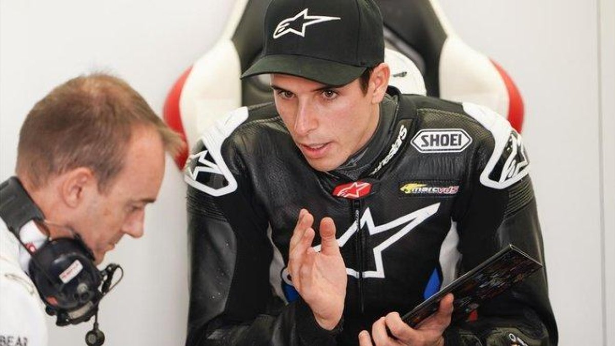 Álex Márquez (Honda) habla con uno de los telemétricos del equipo LCR Honda.-ALEJANDRO CERESUELA