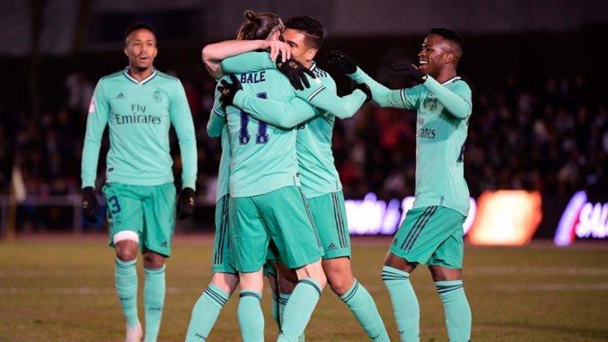 Los jugadores del Madrid celebran con Bale el primer gol ante Unionistas en la Copa.-AFP