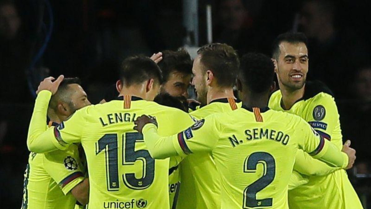 Los jugadores del Barça felicitan a Piqué por su gol en la Champions ante el PSV.-AP