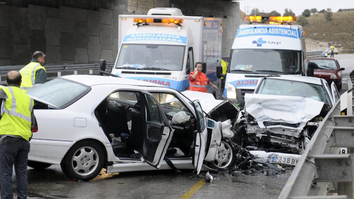 Los tres vehículos implicados en el accidente, en Alcubilla de las Peñas. / Ú.S.-