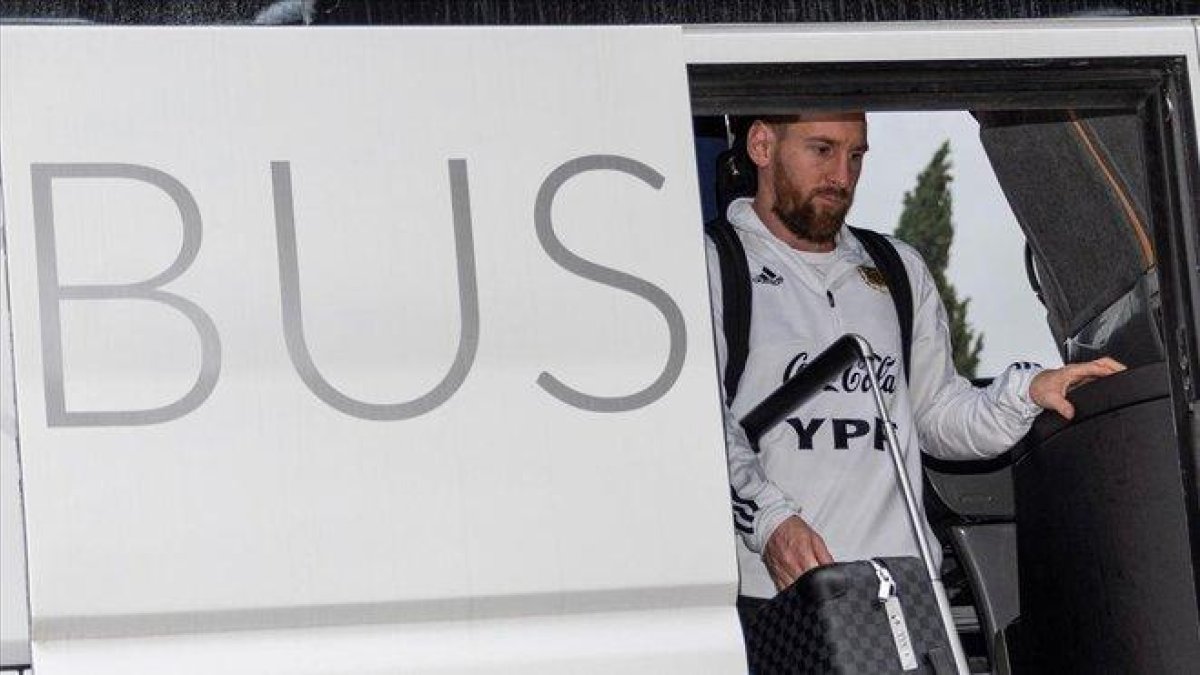 Messi abandona el bus de la selección argentina.-EFE / CATI CLADERA