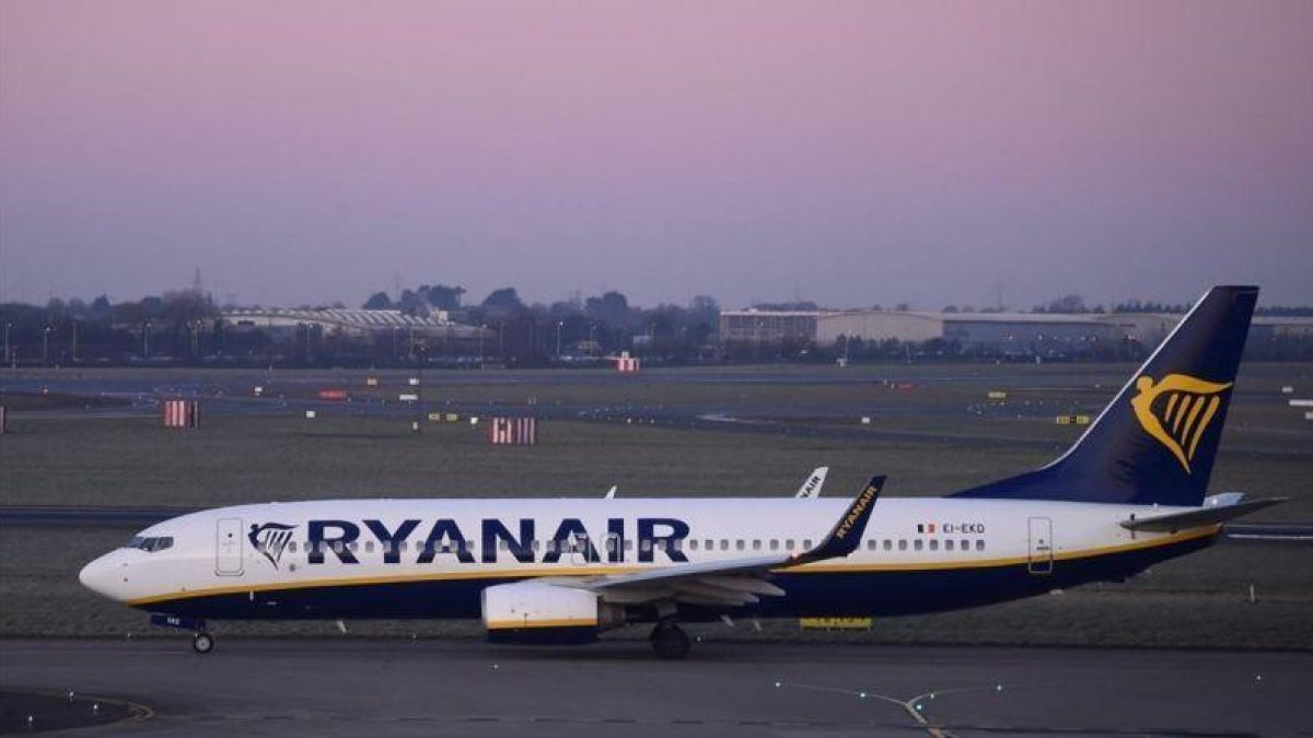 Un avión de Ryanair, modelo Boieng 737 como el incautado en el aeropuerto de Burdeos.-CLODAGH KILCOYNE