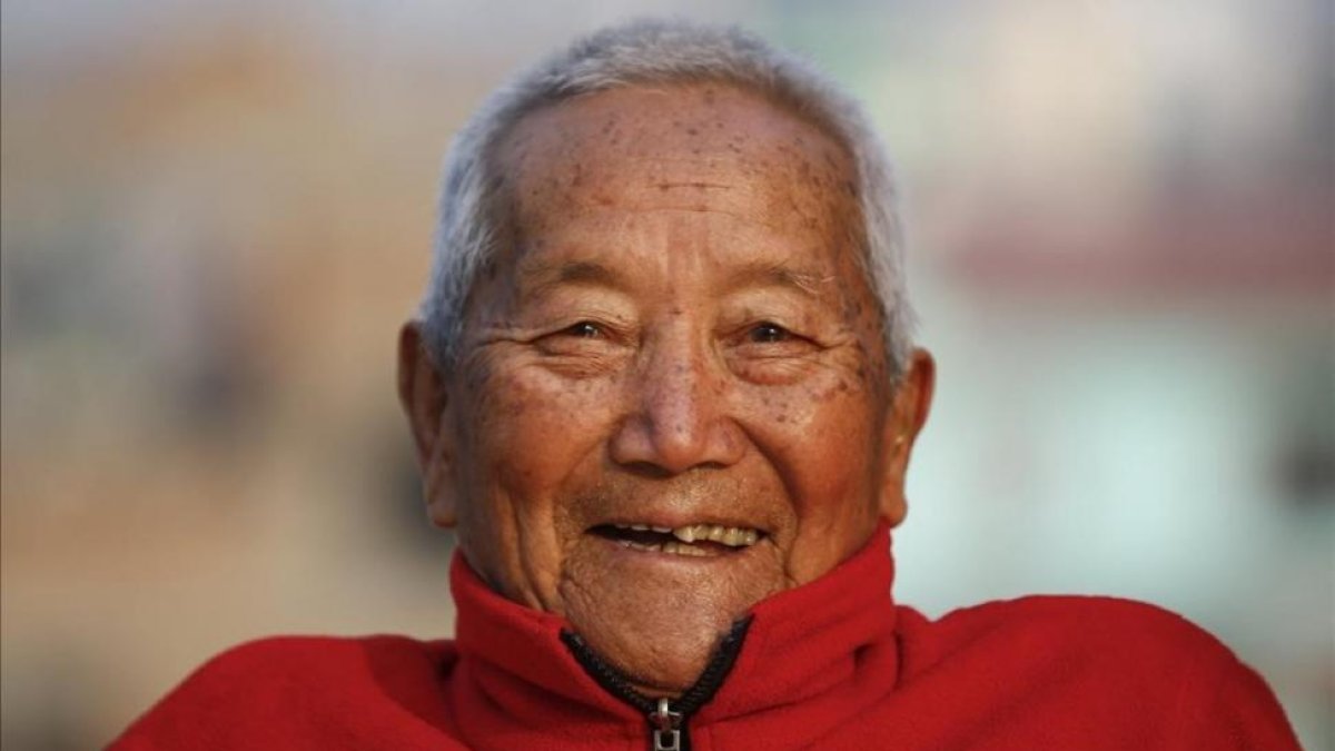 El alpinista Bahadur Sherchan, de 85 años, en la terraza de su casa.-EFE / NARENDRA SHRESTHA