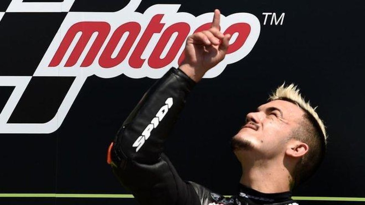 El valenciano Aron Canet da las gracias a alguien, en el cielo, desde el podio de Brno.-AFP / MICHAL CIZEK