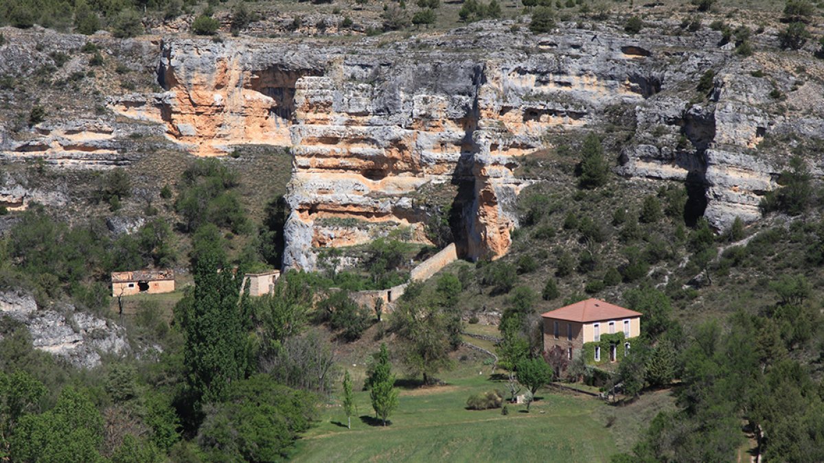 Vista del cañón de Peñas Altas, con casa, colmenar y otras heredades. JESÚS MARÍA MUÑOZ RODRIGO