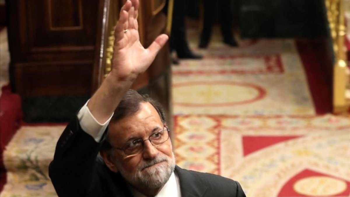 Rajoy, en el hemiciclo, tras el debate de la sesión matutina. / EFE / JJ GUILLENRajoy, en el hemiciclo, tras el debate de la sesión matutina. / EFE / JJ GUILLEN-