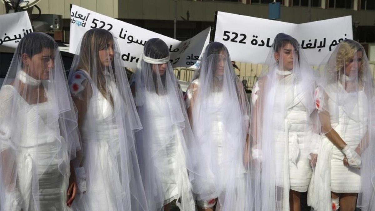 Mujeres vestidas de novia en una protesta contra la ley derogada, en Beirut, en diciembre del 2016-AP / HASSAN AMMAR