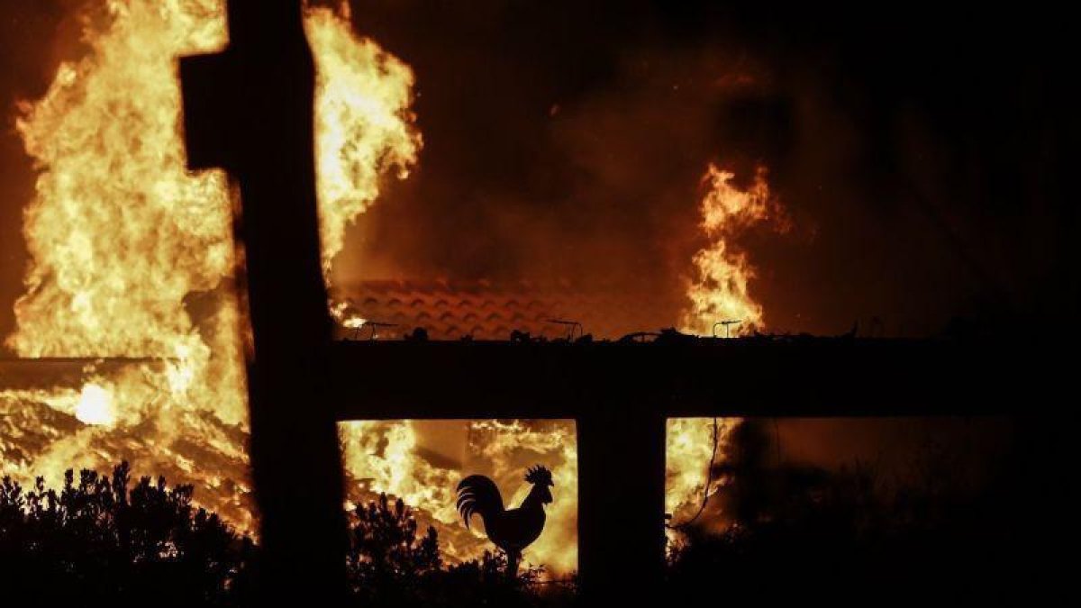 Los bomberos lograron extinguir las llamas aproximadamente en una hora y acceder a la vivienda.-EPA ANA-MPA
