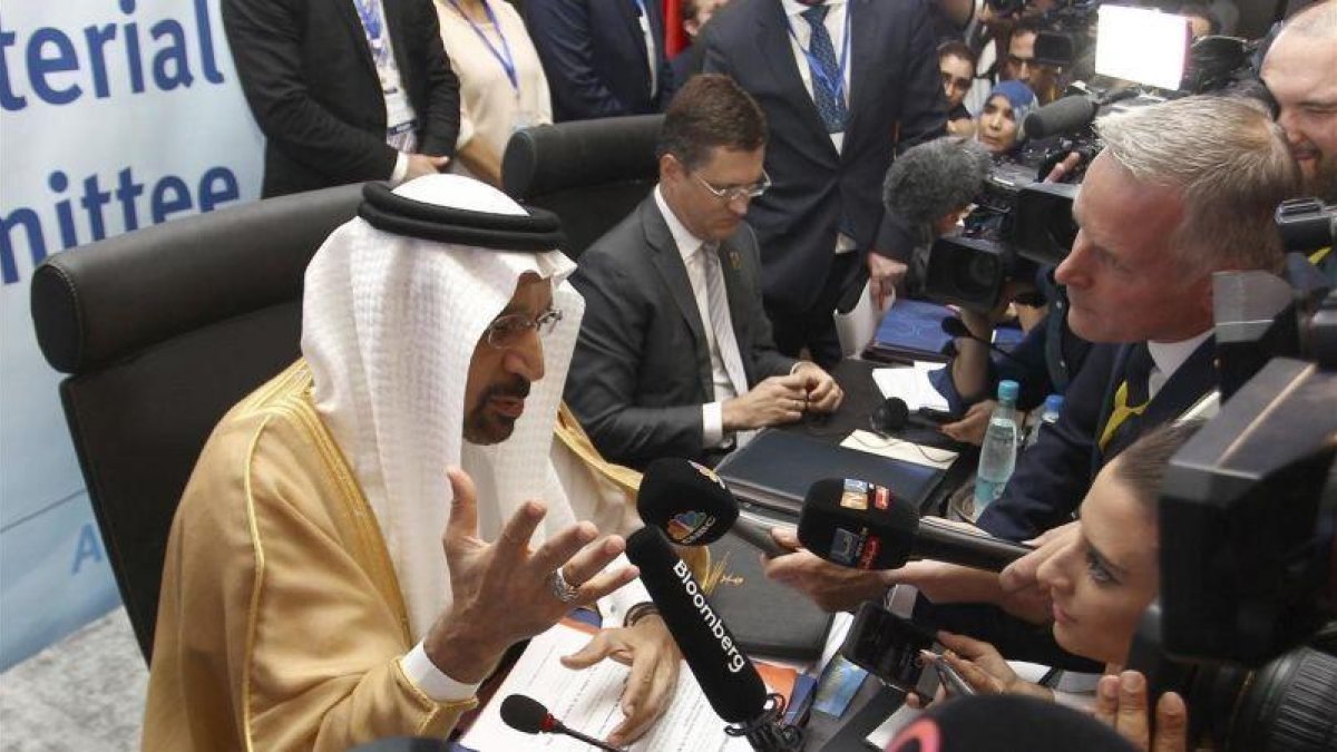 Khalid Al-Falih, ministro de Energía de Arabia Saudí, habla con los periodistas tras la reunión de la OPEP.-ANIS BELGHOUL
