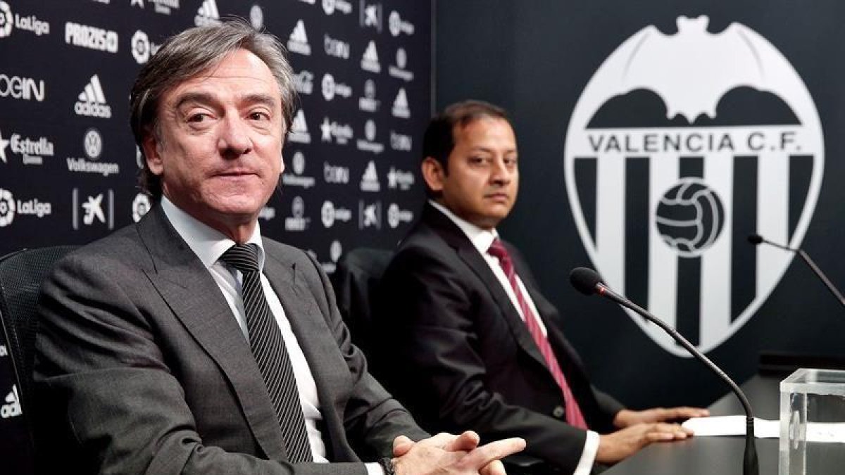 El consejero del Valencia, Anil Murthy,d., junto al director deportivo del club, Jesús García Pitarch-EFE